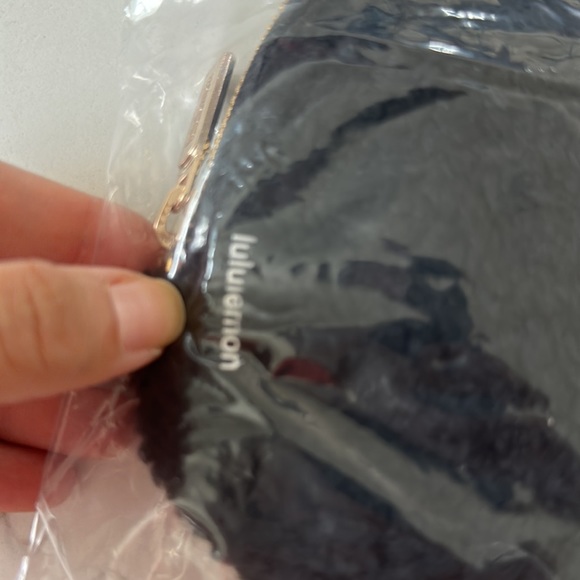 Lululemon Everywhere Fleece Belt Bag Black - Picture 11 of 13